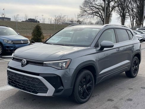 New 2026 Volkswagen Taos SE image 3