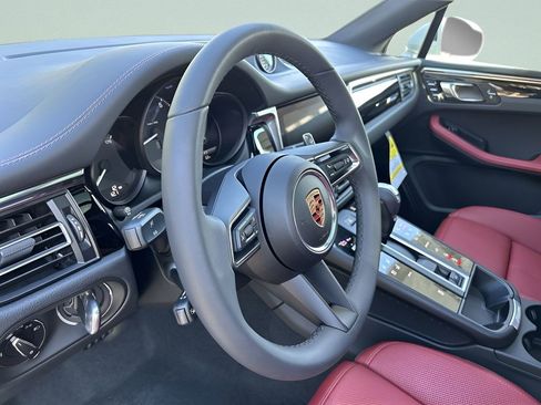 Certified 2025 Porsche Macan image 10