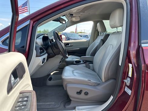 Used 2017 Chrysler Pacifica Touring-L image 9