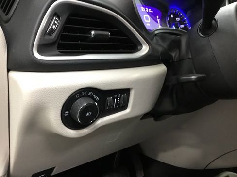 Used 2023 Chrysler Pacifica Touring-L image 9