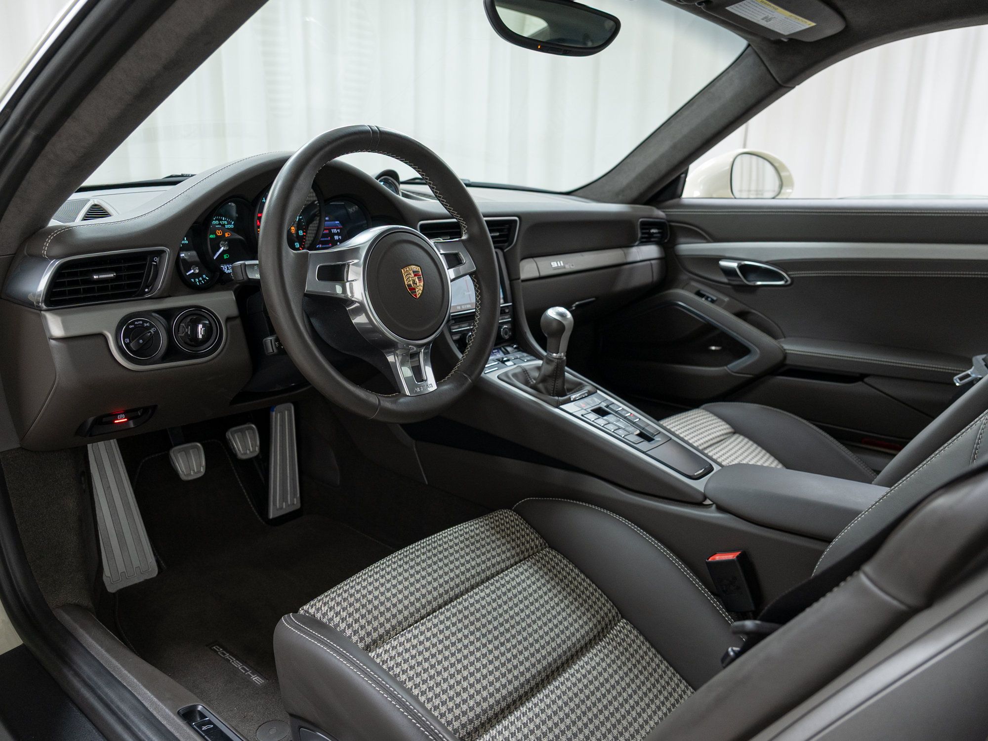 Certified 2014 Porsche 911 50th Anniversary Edition RWD image 19