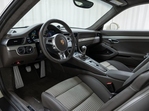 Certified 2014 Porsche 911 50th Anniversary Edition RWD image 19