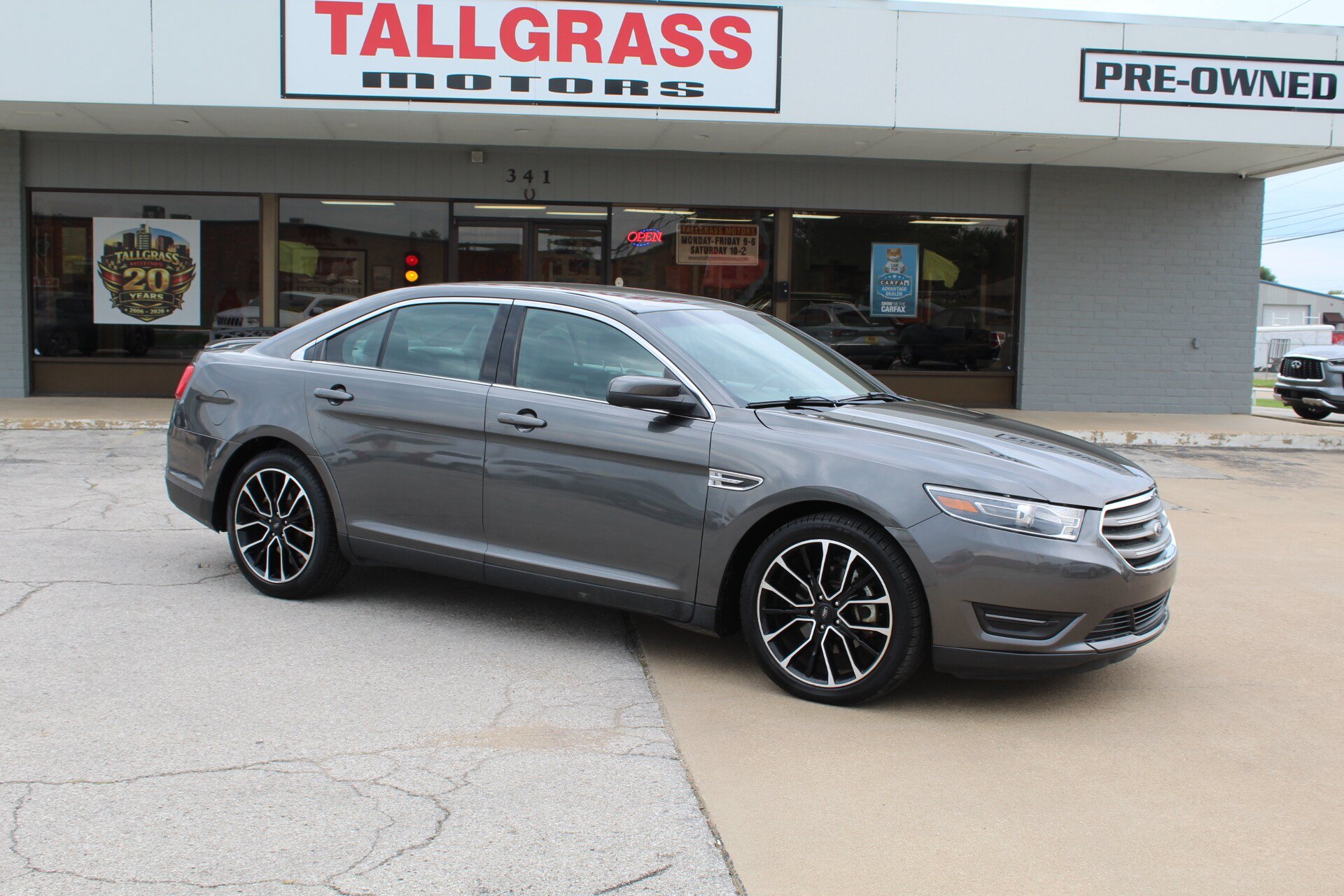Used 2018 Ford Taurus SEL w/ Equipment Group 201A FWD image 2