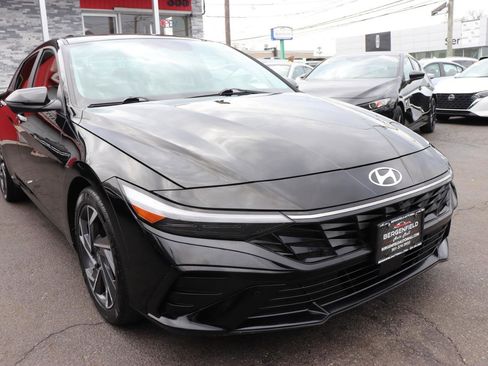 Used 2024 Hyundai Elantra Limited image 7