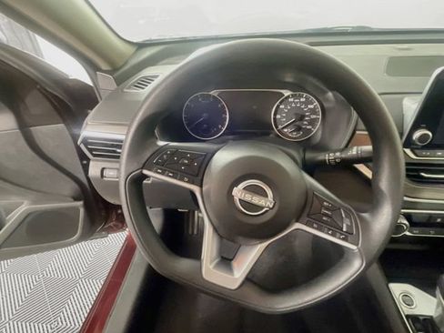 Used 2025 Nissan Altima 2.5 SV FWD image 12