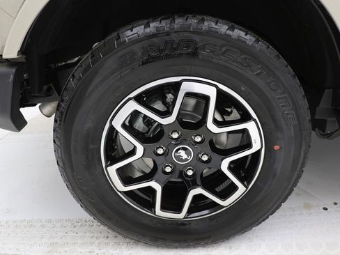 Used 2025 Ford Bronco Outer Banks image 10
