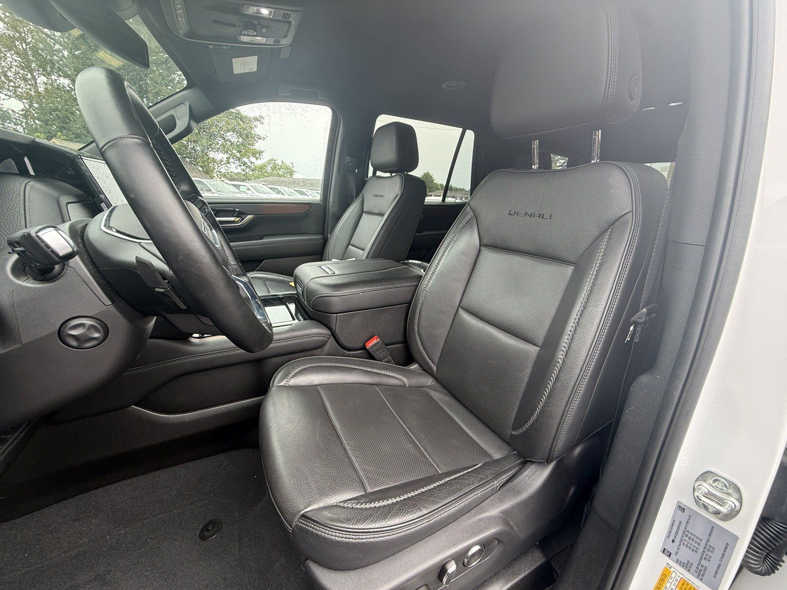 Used 2025 GMC Yukon Denali AWD/4WD image 9