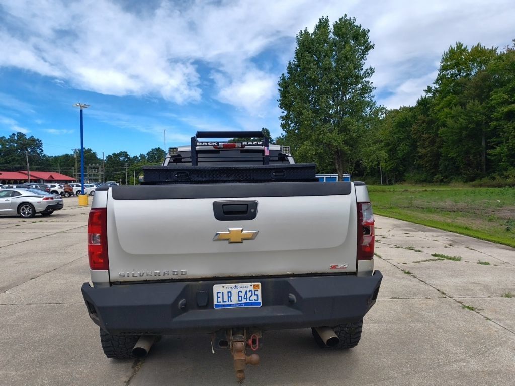 Used 2011 Chevrolet Silverado 2500 LT w/ Interior Plus Package AWD/4WD image 4