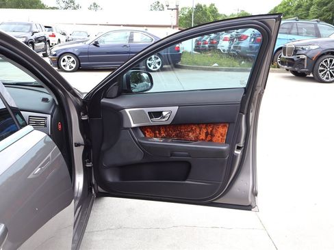 Used 2011 Jaguar XF Premium RWD image 34