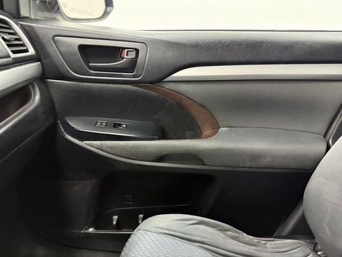 Used 2015 Toyota Highlander LE image 22
