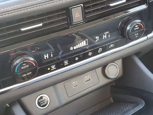 Used 2022 Nissan Rogue SV image 16