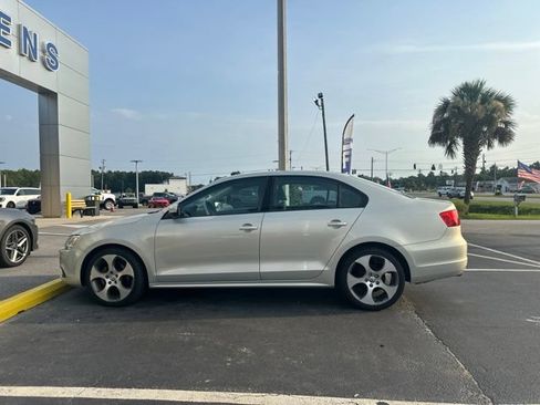 Used 2011 Volkswagen Jetta SE FWD image 9