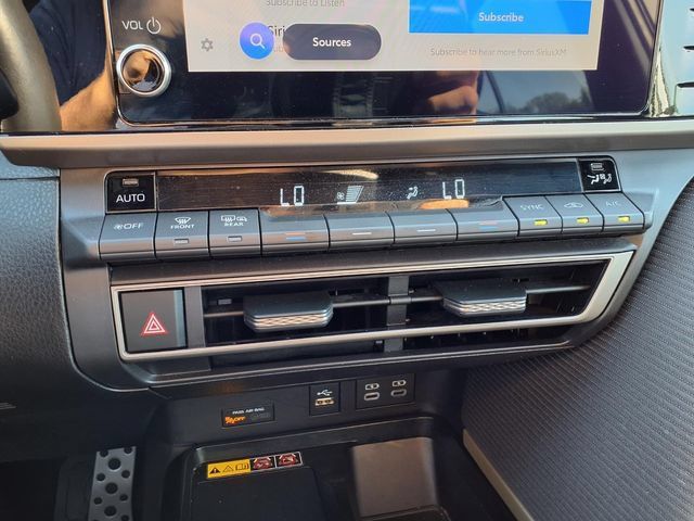 Used 2025 Toyota Camry SE FWD image 31