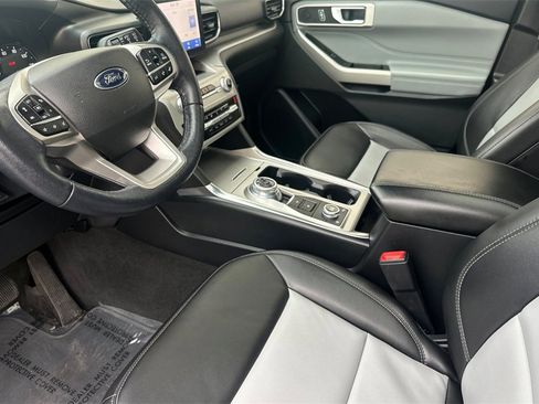 Used 2022 Ford Explorer XLT image 11