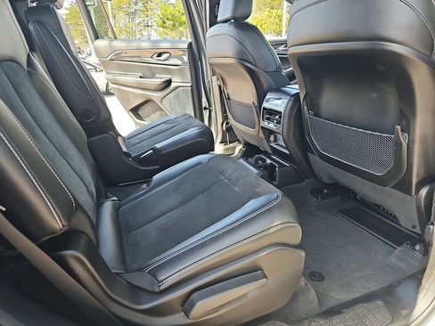 Used 2023 Jeep Grand Cherokee L Laredo image 11