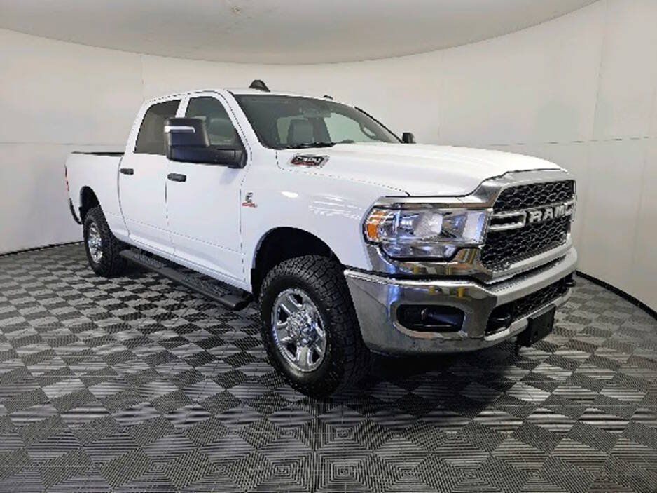 Used 2024 RAM 2500 Tradesman w/ Chrome Appearance Group AWD/4WD image 5