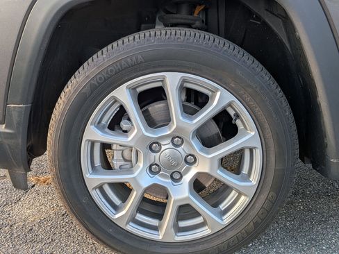 Used 2022 Jeep Compass Latitude w/ Sun and Sound Group image 10