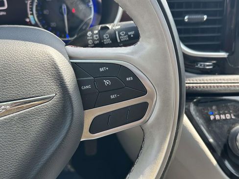 Used 2020 Chrysler Pacifica Limited image 25