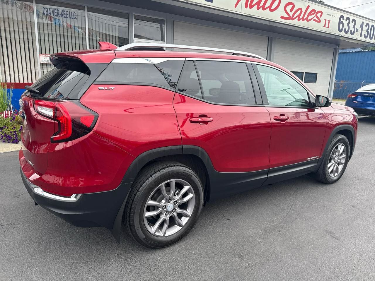 Used 2023 GMC Terrain SLT AWD/4WD image 3