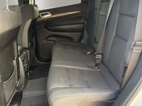 Used 2018 Jeep Grand Cherokee Laredo AWD/4WD image 11