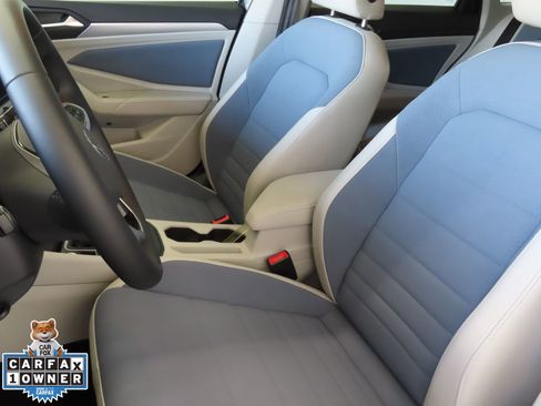 Used 2025 Volkswagen Jetta SE image 12