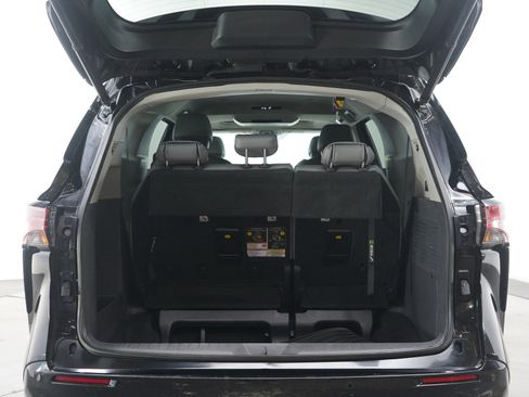 Used 2021 Toyota Sienna Limited image 19