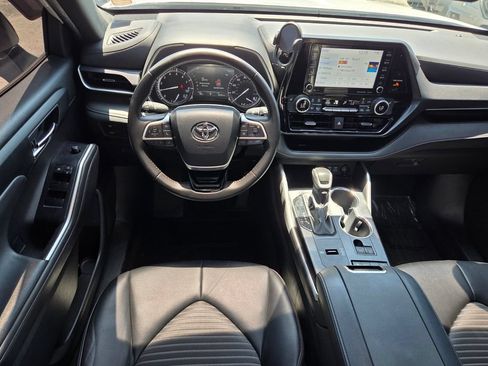 Used 2022 Toyota Highlander XSE FWD image 8
