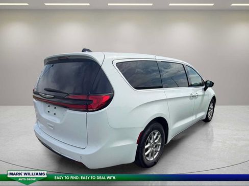 Used 2025 Chrysler Pacifica Select FWD image 2