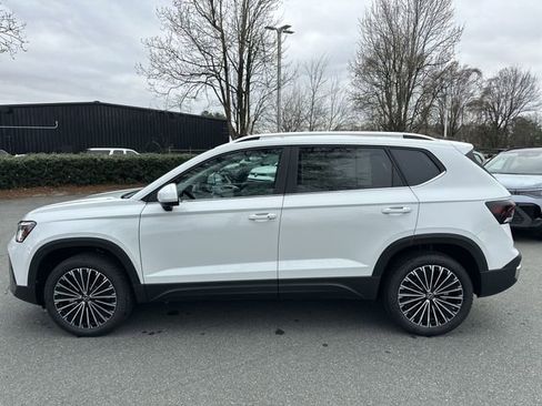 New 2026 Volkswagen Taos SE image 2