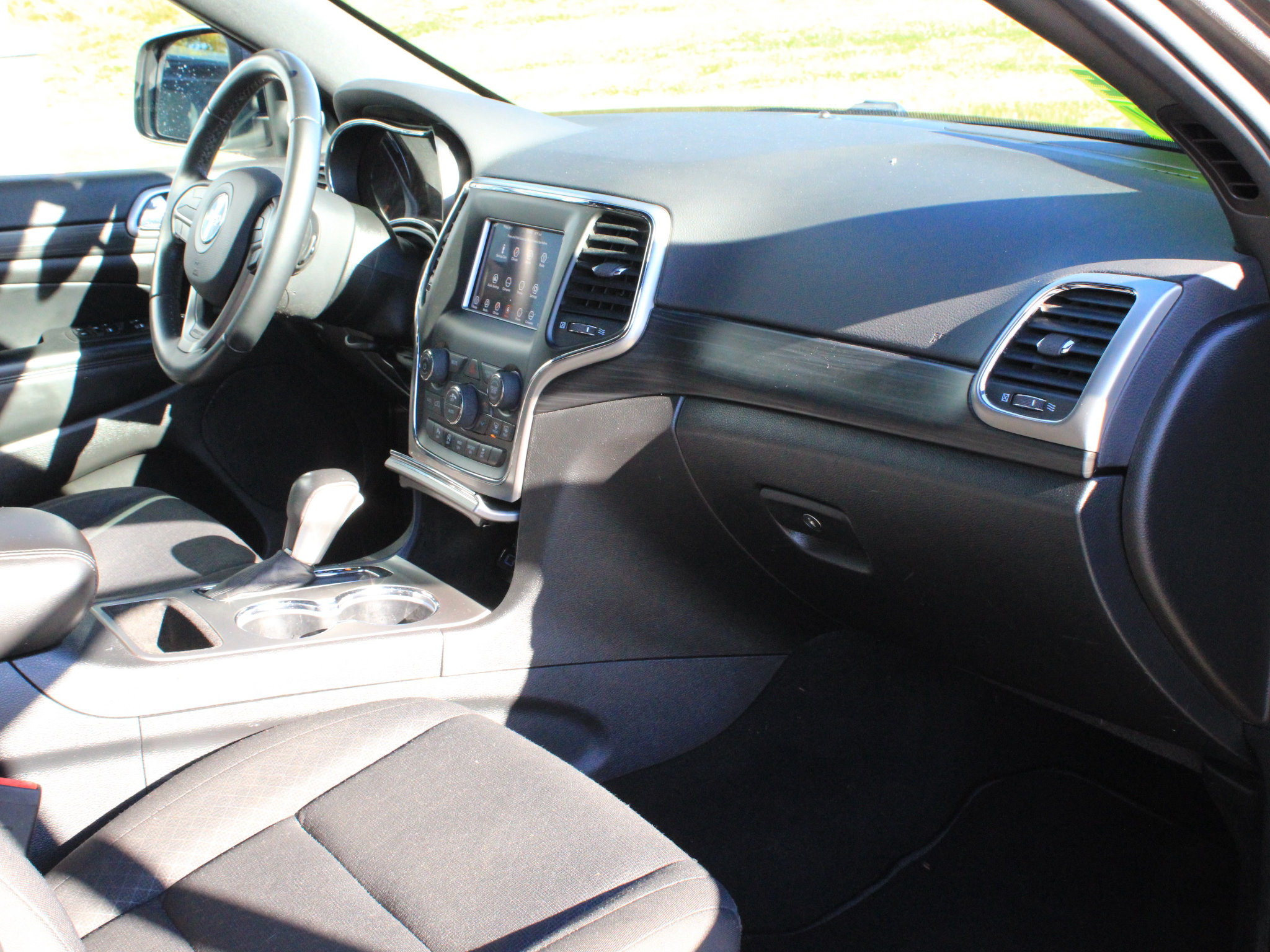 Used 2019 Jeep Grand Cherokee Laredo AWD/4WD image 25