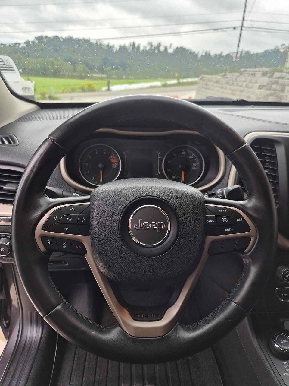 Used 2016 Jeep Cherokee Latitude w/ Comfort/Convenience Group AWD/4WD image 13
