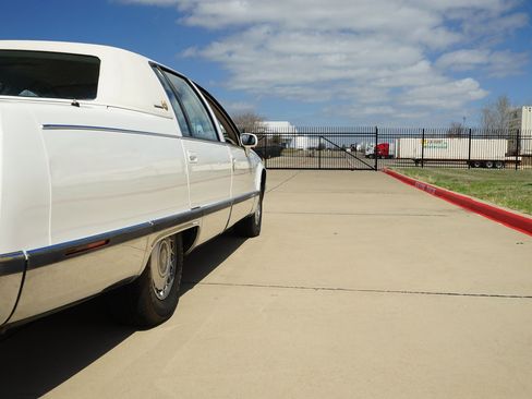 Used 1993 Cadillac Fleetwood Sedan image 31
