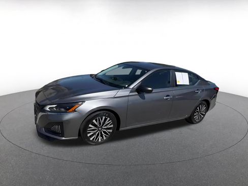Used 2025 Nissan Altima 2.5 SV FWD image 6