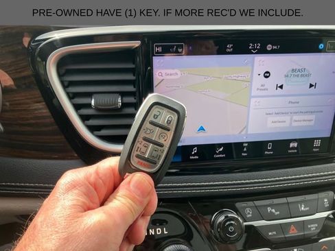 Used 2024 Chrysler Pacifica Limited image 2