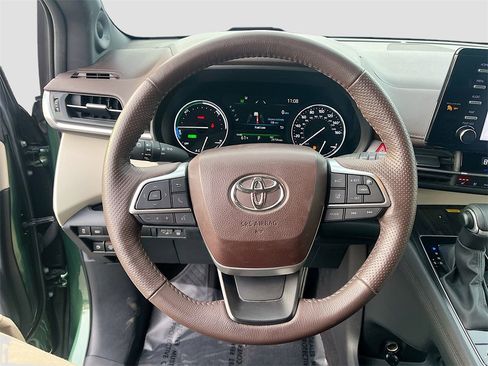 Used 2024 Toyota Sienna Platinum image 11