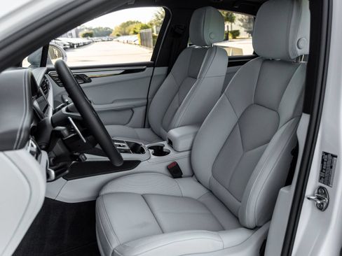 Certified 2026 Porsche Macan AWD/4WD image 5
