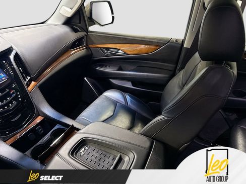 Used 2017 Cadillac Escalade Luxury AWD/4WD image 28