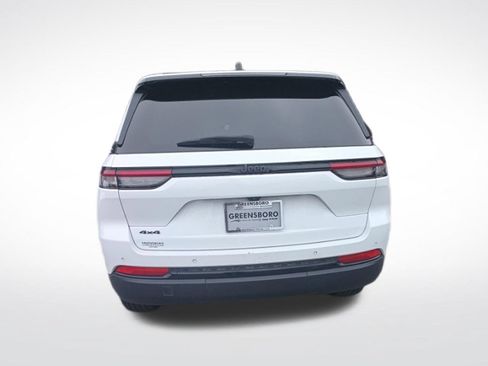 Used 2025 Jeep Grand Cherokee Altitude AWD/4WD image 4