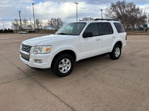 Used 2009 Ford Explorer XLT image 2