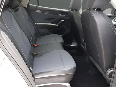 Used 2025 Volkswagen Tiguan SE w/ Panoramic Sunroof Package AWD/4WD image 18