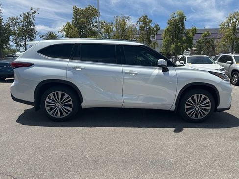 Used 2022 Toyota Highlander Platinum FWD image 5