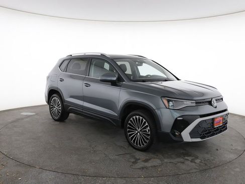 Used 2025 Volkswagen Taos SE image 1