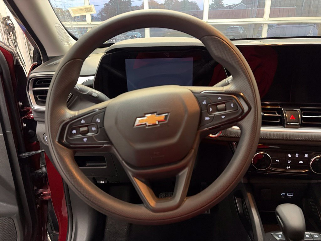 Used 2025 Chevrolet TrailBlazer LT AWD/4WD image 23