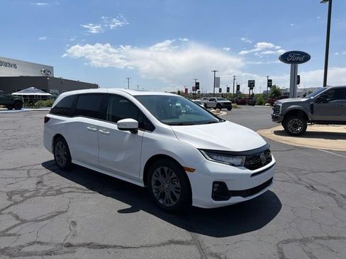 Used 2025 Honda Odyssey Touring image 2