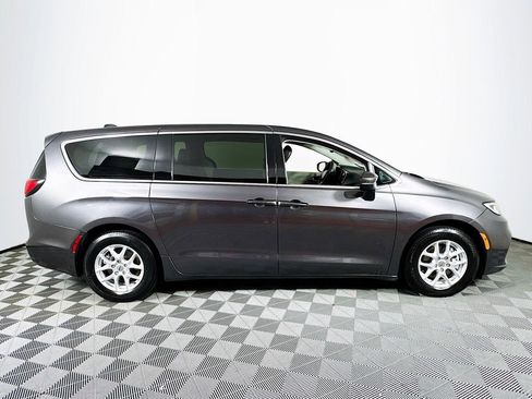 Used 2023 Chrysler Pacifica Touring-L FWD image 8