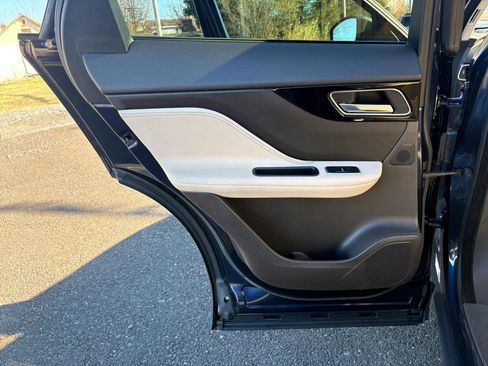 Used 2017 Jaguar F-PACE Prestige image 12