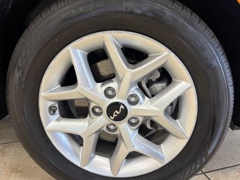 Used 2025 Kia Soul LX w/ LX Technology Package FWD image 16