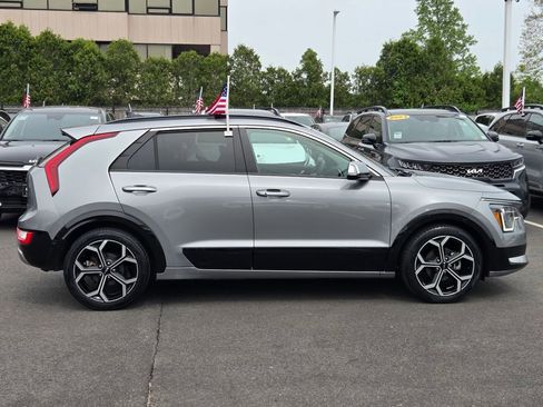 Used 2023 Kia Niro EX Touring FWD image 3