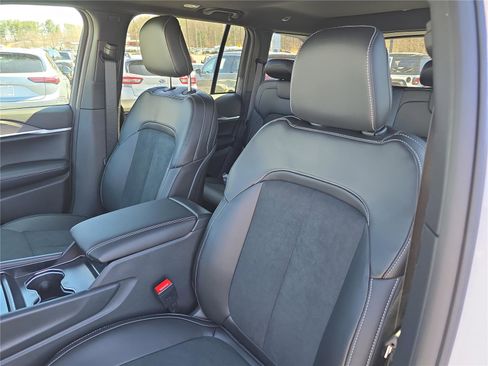 New 2026 Jeep Grand Cherokee Altitude AWD/4WD image 21