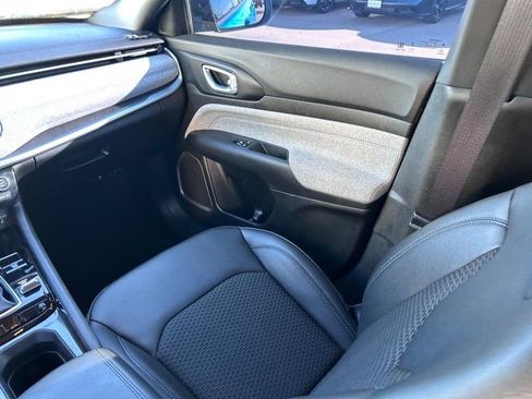 Used 2025 Jeep Compass Latitude image 16